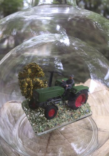 140794 Diorama Fendt-Oldtimer-Traktor mit Bauer