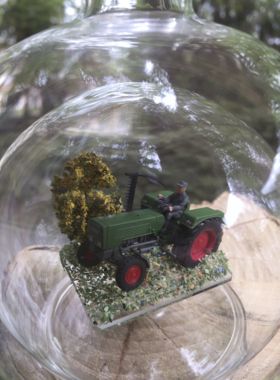Diorama Fendt-Oldtimer-Traktor mit Bauer