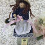 135910 Schnapsmädel mit Haselnuss