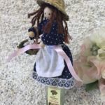 135910 Schnapsmädel mit Haselnuss