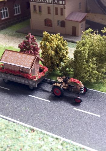 136412 Traktor mit Festwagen Set