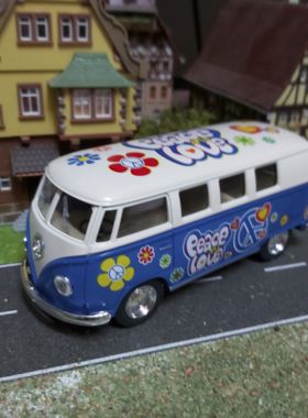 Kultmodell VW-Bus blau