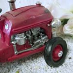 010057 Spardose Oldtimer-Traktor rot