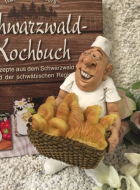 Schwarzwaldkochbuch mit Bäckerfigur