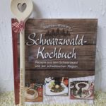 KB 1004 Kochbuch mit Kochlöffel - Hier wird mit Liebe gekocht
