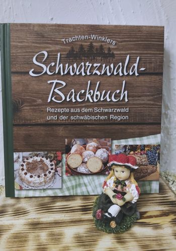 BB10022 Schwarzwald Backbuch mit Schwarzwaldmädel sitzend