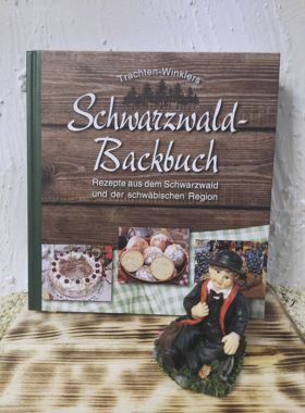 Schwarzwald Backbuch mit Schwarzwald-Bub sitzend
