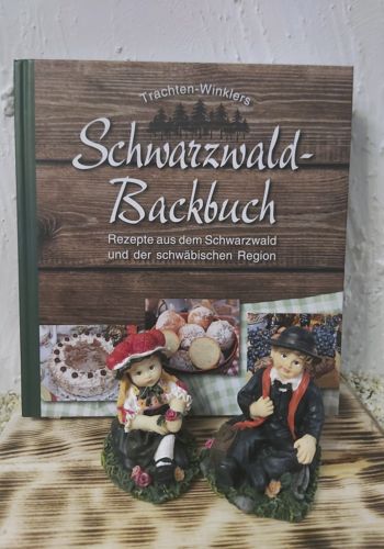 BB10025 Schwarzwald Backbuch mit Schwarzwald-Paar sitzend