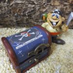 SK1007 Schatzkiste mit Pirat "Joly Bär"