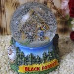 SKU1002 Schneekugel mit Schwarzwaldmädel und Uhrenträger Black Forest