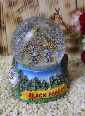 Schneekugel mit Schwarzwaldmädel und Uhrenträger Black Forest