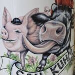 ST133 Schwarzwaldtasse Sau Cool roter Rand roter Henkel