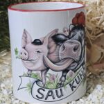 ST133 Schwarzwaldtasse Sau Cool roter Rand roter Henkel
