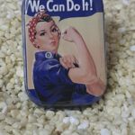 PD1014 Pillendose "We Can Do It"