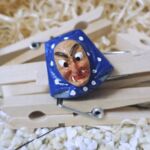 KMÄ1001 Klammer mit Mäskle Hexe blau