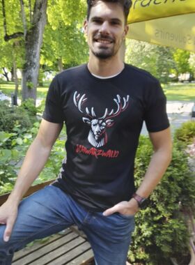 Schwarzwald T-Shirt mit Hirsch rote Schrift