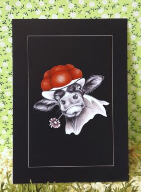 Postkarte Schwarzwald Kuh Hilda mit Blume und Bollenhut