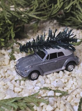 VW Beetl grau mit Weihnachtsbaum