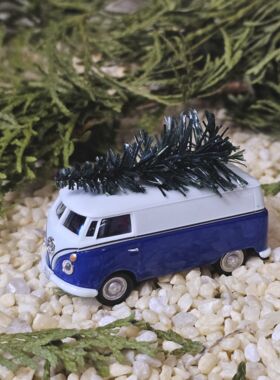 VW Bulli blau mit Weihnachtsbaum