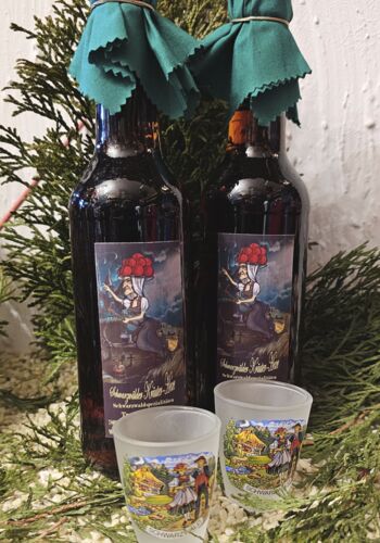 HL1001 Schwarzwälder Kräuterhexe mit 2 Stamper Schwarzwaldbild satiniert