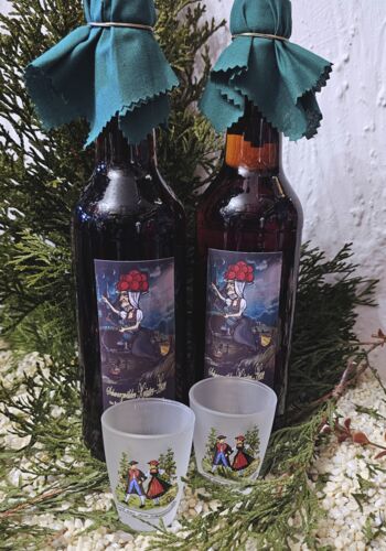 HL1003 Schwarzwälder Kräuterhexe mit 2 Stamper Trachtenpaar satiniert