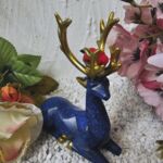 DH10003 Hirsch Hirschsprung liegend Bollenhut blau-gold