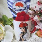 GFT1002 Schwarzwald-Mariele mit Heidelbeer Bonbons und Bollenhut