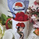 GFT1002 Schwarzwald-Mariele mit Heidelbeer Bonbons und Bollenhut