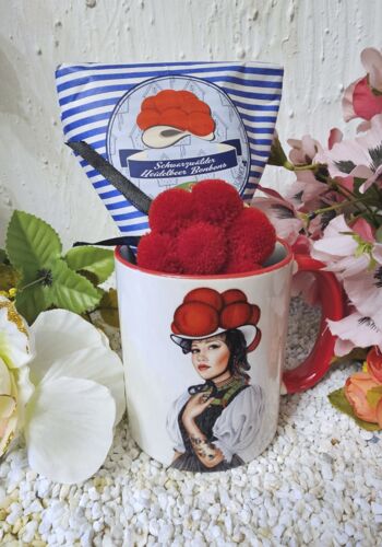 GFT1002 Schwarzwald-Mariele mit Heidelbeer Bonbons und Bollenhut