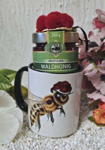 GFT1004 Tasse Schwarzwaldbiene seitlich mit 250gr Waldhonig