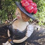 TF1002 Tonfigur Schwarzw&auml;lderin sitzend mit rotem Bollenhut