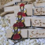 KLM1010 Klammer mit Schwarzwaldmarie