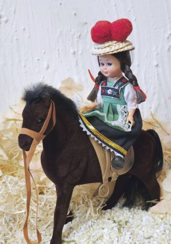 SPF1002 Pferd mit Schwarzwald Mädel Marie