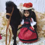 SPF1003 Pferd mit edler Schwarzwaldpuppe Mariele