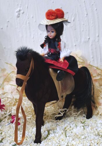SPF1003 Pferd mit edler Schwarzwaldpuppe Mariele