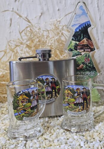 FLM1002 Flachmann Schwarzwald mit 2 Schnapsstamper und Kirschwasserbäumle