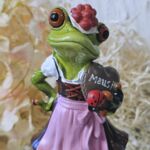 GLF100 Glücksfrosch Schwarzwaldmädel "Mausi" mit Bollenhut