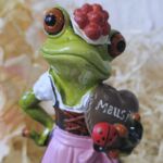 GLF100 Glücksfrosch Schwarzwaldmädel "Mausi" mit Bollenhut