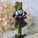 GLF100 Glücksfrosch Schwarzwaldmädel "Mausi" mit Bollenhut