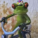 GLF2003 Glücksfrosch Fahrradfahrer mit blauem Fahrrad