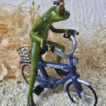 GLF2003 Glücksfrosch Fahrradfahrer mit blauem Fahrrad