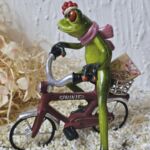 GLF2004 Glücksfrosch Pizza-Pote mit rotem Fahrrad und Pizzaschachtel