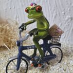 GLF2005 Glücksfrosch Pizza-Pote mit blauem Fahrrad und Pizzaschachtel