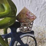 GLF2005 Glücksfrosch Pizza-Pote mit blauem Fahrrad und Pizzaschachtel