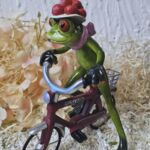 GLF2008 Glücksfrosch Fahrradfahrer mit rotem Fahrrad und großem Bollenhut