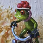 GLF2008 Glücksfrosch Fahrradfahrer mit rotem Fahrrad und großem Bollenhut