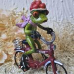 GLF2008 Glücksfrosch Fahrradfahrer mit rotem Fahrrad und großem Bollenhut