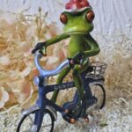 GLF2009 Glücksfrosch Fahrradfahrer mit blauem Fahrrad und großem Bollenhut