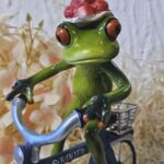 GLF2009 Glücksfrosch Fahrradfahrer mit blauem Fahrrad und großem Bollenhut