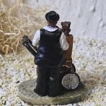 ORG1002 Orgelspieler Rudi mit schwarzem Bollenhut